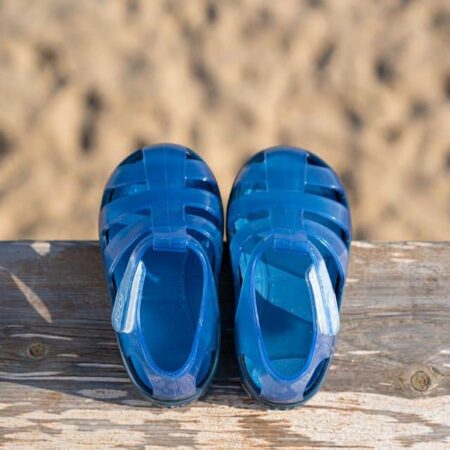נעלי ים בצבע כחול רויאל סולייה כחולה של חברת איגור לוגו איגור סגירת סקוץ