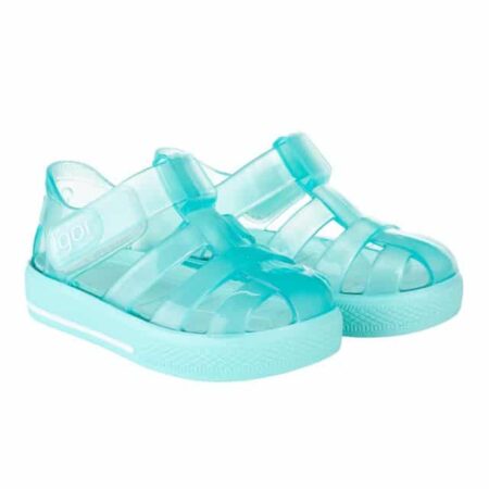 נעלי ים בצבע תכלת שקוף בהיר של חברת איגור לוגו איגור סגירת סקוץ