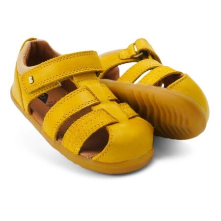 נעלי ילדים בובוקס עם חריצים ורצועת סקוטש בצבע צהוב חרדל - צילום עילי על רקע לבן