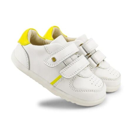 נעלי צעד ראשון סגורות של בובוקס עם רצועות סקוטש בצבע לבן עם עקב צהוב צילום צידי