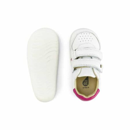 נעלי צעד ראשון סגורות של בובוקס עם רצועות סקוטש בצבע לבן עם עקב ורוד צילום עילי