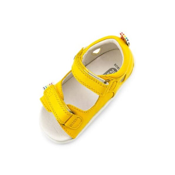 נעל צעד ראשון פתוחות של בובוקס עם רצועות סקוטש בצבע צהוב - צילום עילי
