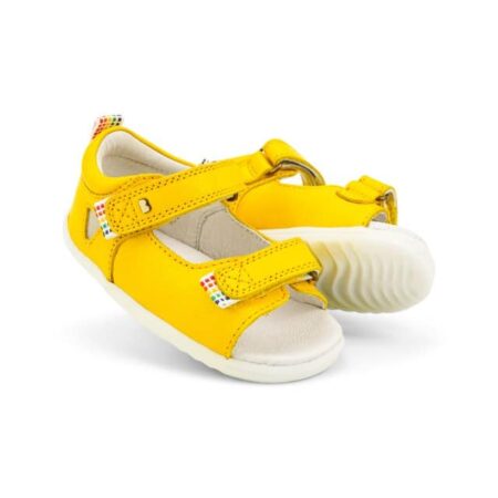 נעלי צעד ראשון פתוחות של בובוקס עם רצועות סקוטש בצבע צהוב - צילום פרונטלי