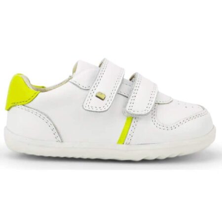 נעל צעד ראשון סגורות של בובוקס עם רצועות סקוטש בצבע לבן עם עקב צהוב צילום צידי