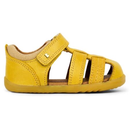 נעלי ילדים בובוקס עם חריצים ורצועת סקוטש בצבע צהוב חרדל - צילום עילי על רקע לבן